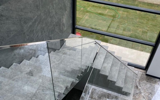 Merdivenlerde Doğal Mermer Seçimi: Carrara, Afyon Beyazı, Nero Marquina ve Toros Siyahı Karşılaştırması