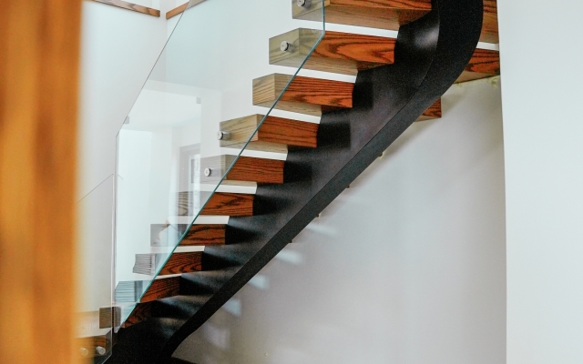 Endüstriyel ve Loft Tarzı Çelik Merdiven Tasarımları: Ham Doku, Minimalist Hatlar ve Metal İşçiliği